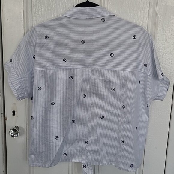 Button up Size Small - Picture 8 of 8